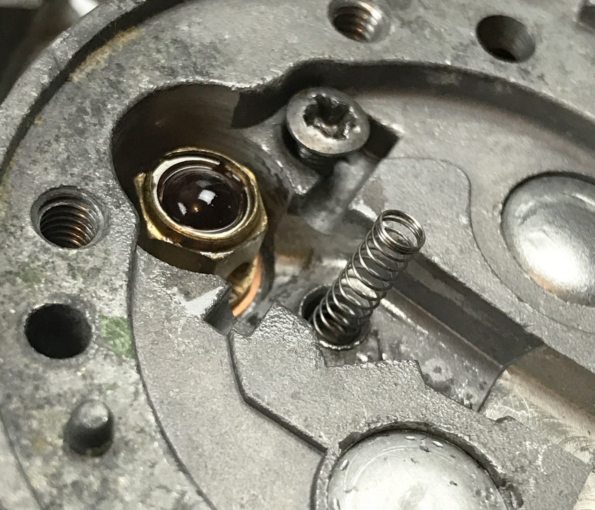 PO-6 If the pop-off wasn’t correct, you remove the fulcrum lever and axle by simply loosing the Philips-head screw seen here to the right of the gross jet ball. Just loosen so that the fulcrum axle tilts up and slips out. If you remove the screw every time you need to grow a third hand to put it all back together.