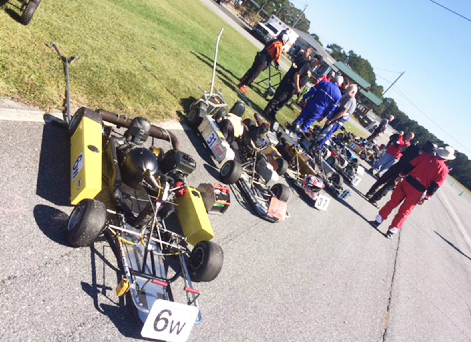 Photo #4 Arthur McKenny’s kart (#6w) at the head of the starting grid